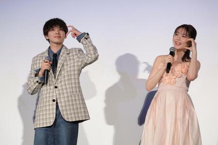 　主題歌の振付を実践する宮世琉弥（左）と久間田琳加（撮影・西岡正）