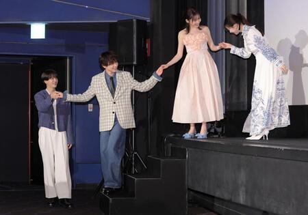　お互いをエスコートしながら、階段を降りる（左から）中島颯太、宮世琉弥、久間田琳加、米倉れいあ（撮影・西岡正）