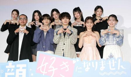 　（前列左から）耶雲哉治監督、中島颯太、宮世琉弥、久間田琳加、米倉れいあ（後列左から）ＩＬＬＩＴのＹＵＮＡＨ、ＷＯＮＨＥＥ、ＭＩＮＪＵ、ＩＲＯＨＡ、ＭＯＫＡ（撮影・西岡正）