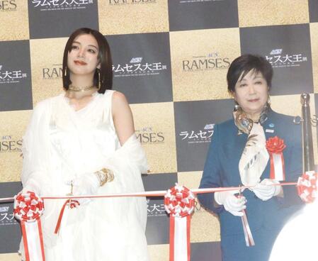 　イベントに登壇した池田エライザ（左）と小池百合子都知事