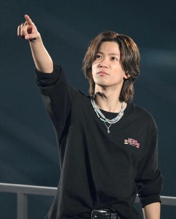 　「ｔｏ　ＨＥＲＯｅｓ　～ＴＯＢＥ　２ｎｄ　Ｓｕｐｅｒ　Ｌｉｖｅ～」でファンを指さす神宮寺勇太（撮影・伊藤笙子）
