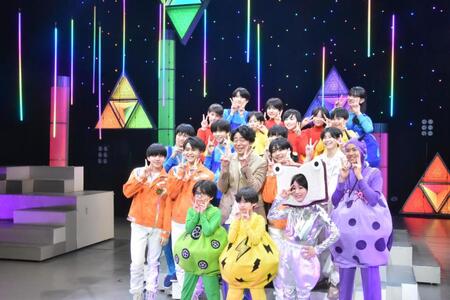 　取材に応じる関西ジュニアと有野晋哉（中央）。（前列左から）岡夢人、元重瑛翔、岡野すこやか、（２列目左から）井上蒼生、野田開仁、田所蒼大、濱出顕斗、（３列目左から）芝理音、北野快浬、藤田真暢、大田蒼空、（４列目左から）デービスジョシュ、谷口尊星、橋本誠吾、藤本有惺、（５列目左から）西野統真、川口拓馬、三浦慎ノ亮、伯井太陽＝大阪・松竹座