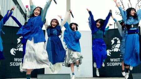 　笑顔で踊るＷＨＩＴＥ　ＳＣＯＲＰＩＯＮ©ＯＶＥＲＳＥ