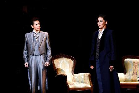 　「マジシャンの憂鬱」の永久輝せあ（左）と聖乃あすか＝博多座