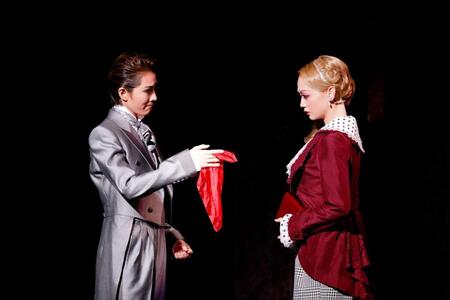 　「マジシャンの憂鬱」の永久輝せあ（左）と星空美咲＝博多座