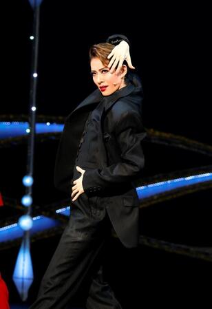 　「Ｊｕｂｉｌｅｅ」で花組ポーズを決める永久輝せあ＝博多座