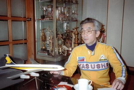 　自宅でインタビューに応じる横山やすしさん＝９１年