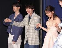 　手をつないで笑顔を見せる（左から）中島健人、宮世琉弥、久間田琳加（撮影・西岡正）