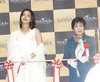 　イベントに登壇した池田エライザ（左）と小池百合子都知事