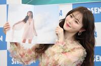 　お気に入りカットを見せる込山榛香