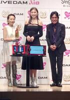 　「カラオケランキングアワード」に出席した（左から）一青窈、ゆうちゃみ、松崎しげる＝２０２３年