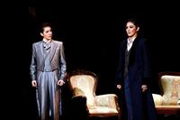 　「マジシャンの憂鬱」の永久輝せあ（左）と聖乃あすか＝博多座