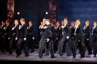 　「マジシャンの憂鬱」の永久輝せあ（中央）＝博多座