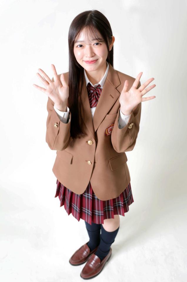 　かわいらしくポーズをとる黒江こはる（撮影・吉澤敬太）