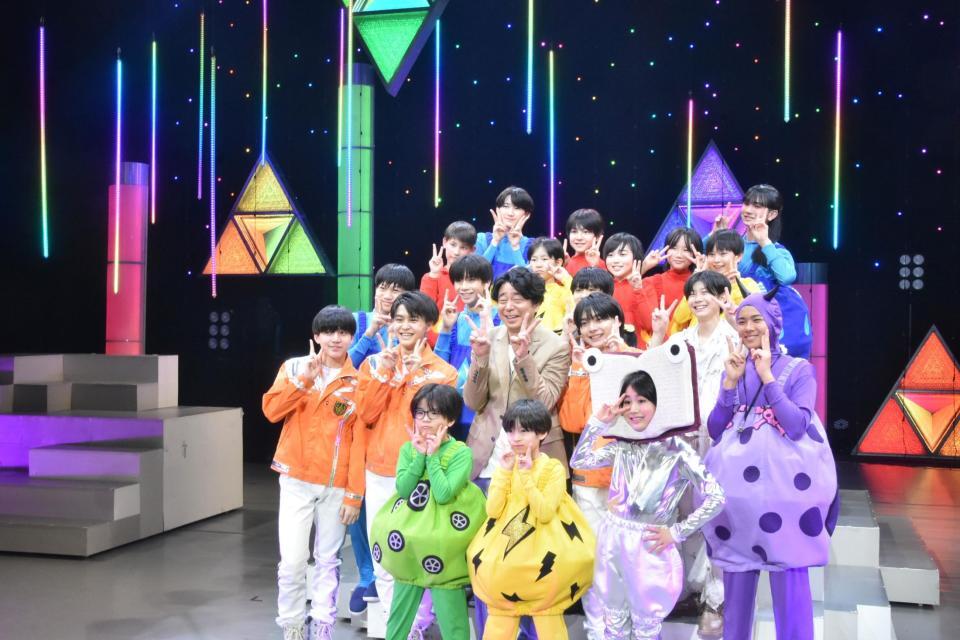 　取材に応じる関西ジュニアと有野晋哉（中央）。（前列左から）岡夢人、元重瑛翔、岡野すこやか、（２列目左から）井上蒼生、野田開仁、田所蒼大、濱出顕斗、（３列目左から）芝理音、北野快浬、藤田真暢、大田蒼空、（４列目左から）デービスジョシュ、谷口尊星、橋本誠吾、藤本有惺、（５列目左から）西野統真、川口拓馬、三浦慎ノ亮、伯井太陽＝大阪・松竹座