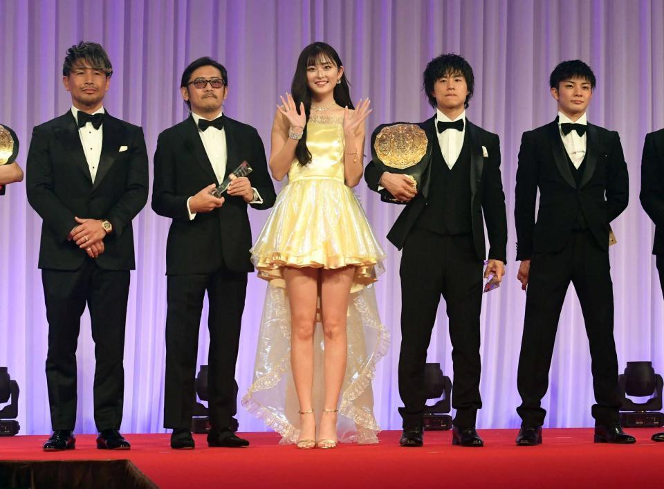 　「Ｋ-１　ＡＷＡＲＤＳ」でプレゼンターを務めたゆうちゃみ（中央）と魔裟斗（左）。右端は玖村将史＝２０２４年