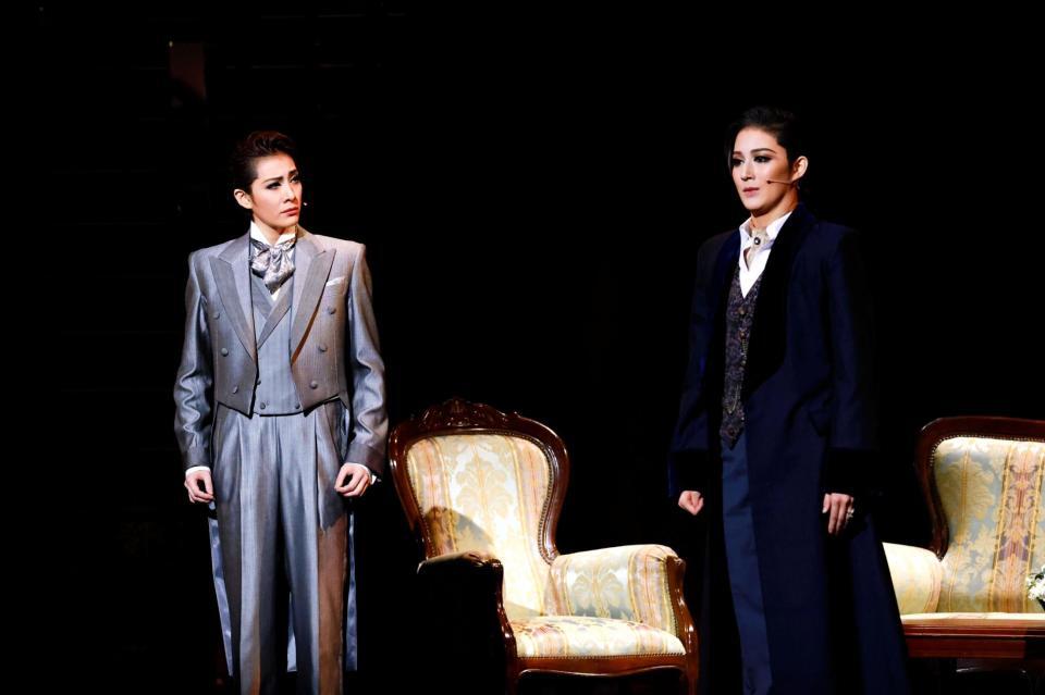 　「マジシャンの憂鬱」の永久輝せあ（左）と聖乃あすか＝博多座