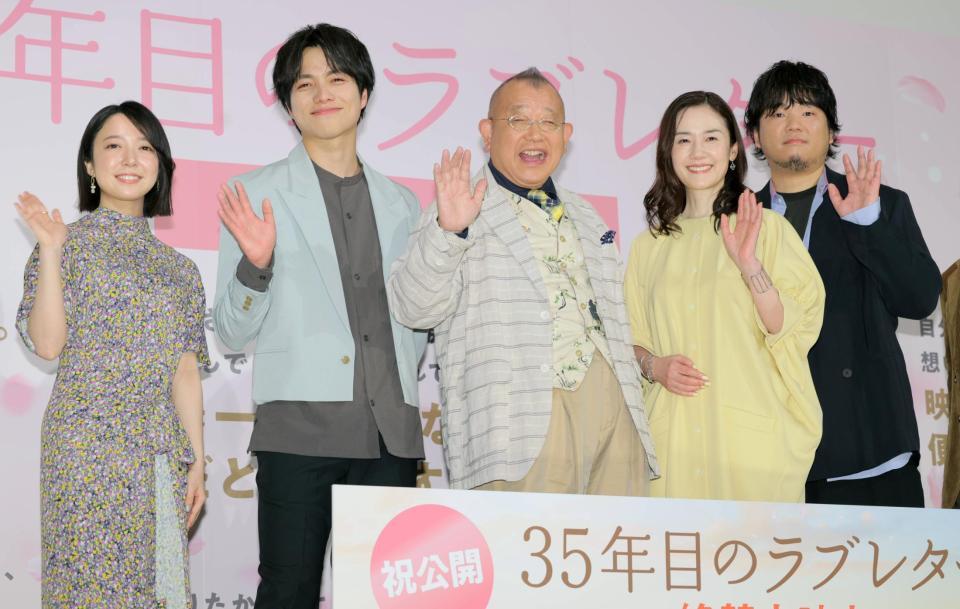 手を振る（左から）上白石萌音、重岡大毅、笑福亭鶴瓶、原田知世、秦基博＝東京・丸の内ＴＯＥＩ（撮影・棚橋慶太）