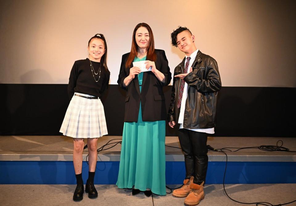 　舞台挨拶に登場した（左から）又吉伶音、仲間由紀恵、Ｓｏｕｌ　©「ＳＴＥＰ　ＯＵＴ」製作委員会