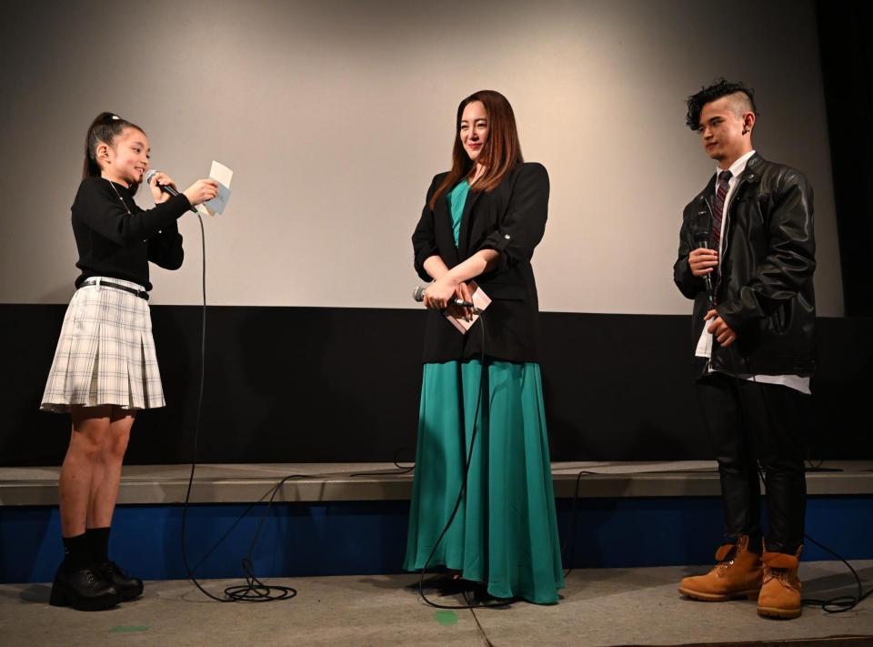 　又吉伶音（左）とＳｏｕｌ（右）からの手紙に笑顔で聞き入る仲間由紀恵　©「ＳＴＥＰ　ＯＵＴ」製作委員会