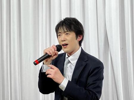 　デビュー曲「北へひとり旅」を熱唱する楠木康平