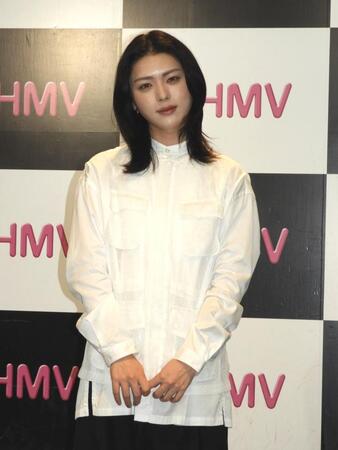 　ジェンダーレスな衣装で美しさを放った井手上漠