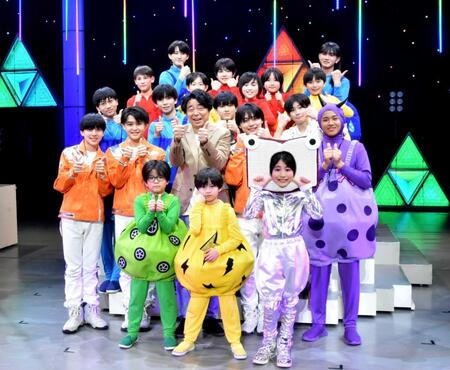 　ポーズを決める関西ジュニアと有野晋哉