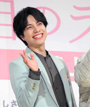 　映画「３５年目のラブレター」の舞台あいさつに登場した重岡大毅（撮影・棚橋慶太）