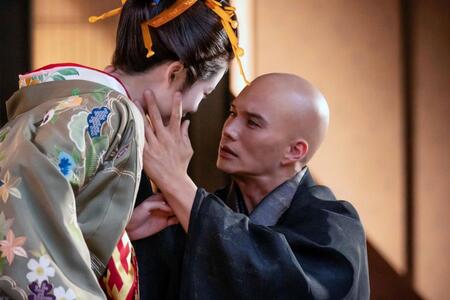 　大河ドラマ「べらぼう～蔦重栄華乃夢噺～」より、小芝風花（左）と市川隼人