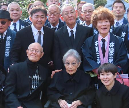 　式典に出席した（前列左から）ちばてつや氏、海老名香葉子さん、林家まる子（後列同）二代目林家三平、林家正蔵、林家ペー
