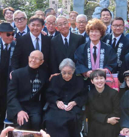 　式典に出席した（前列左から）ちばてつや氏、海老名香葉子さん、林家まる子（後列同）二代目林家三平、林家正蔵、林家ペー