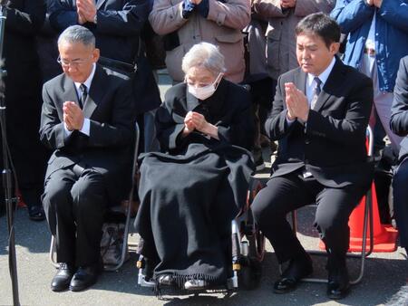 　黙とうする（左から）林家正蔵、海老名香葉子さん、二代目林家三平