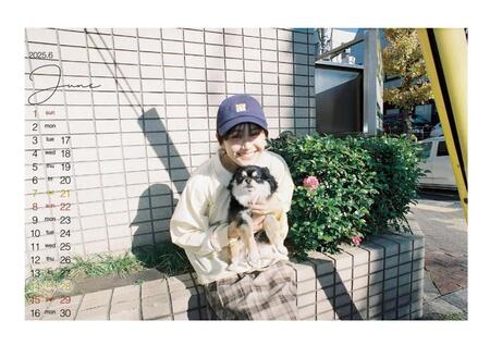 　©「尾碕真花　２０２５．４－２０２６．３カレンダー」（わくわく製作所）