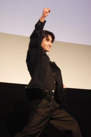 　ポーズを決める藤岡真威人