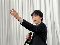 　デビュー曲「北へひとり旅」を熱唱する楠木康平