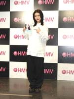 　出版本を手に笑顔を見せる井手上漠