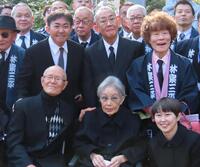 　式典に出席した（前列左から）ちばてつや氏、海老名香葉子さん、林家まる子（後列同）二代目林家三平、林家正蔵、林家ペー