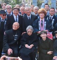 　式典に出席した（前列左から）ちばてつや氏、海老名香葉子さん、林家まる子（後列同）二代目林家三平、林家正蔵、林家ペー