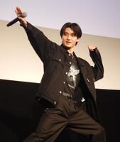 　ポーズを決める藤岡真威人