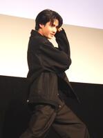 　ポーズを決める藤岡真威人