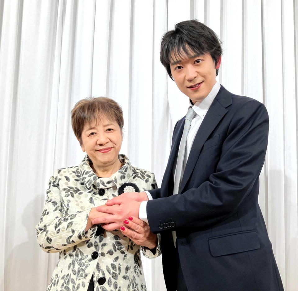 　師匠の作曲家・あらい玉英氏（左）と握手する楠木康平