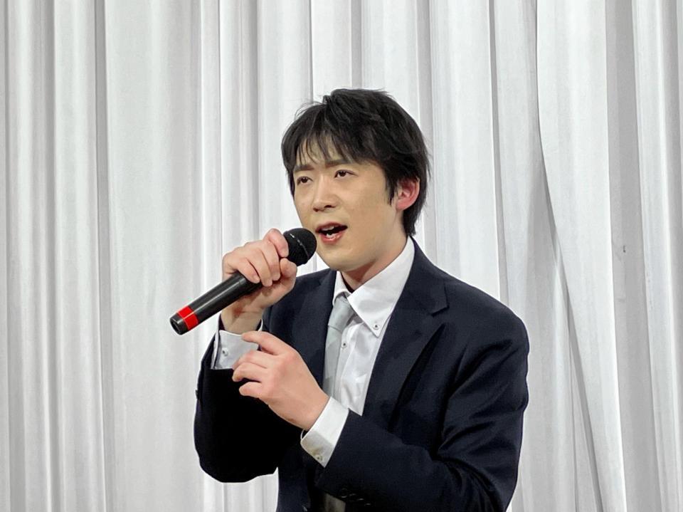 　デビュー曲「北へひとり旅」を熱唱する楠木康平