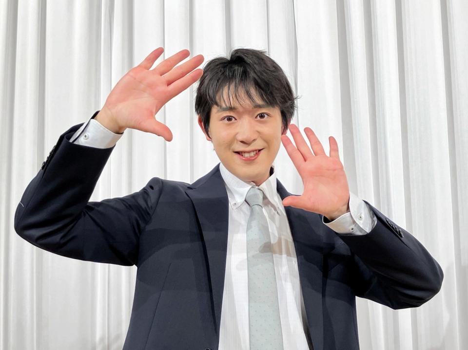 　デビュー曲「北へひとり旅」のジャケットのポーズをとる楠木康平