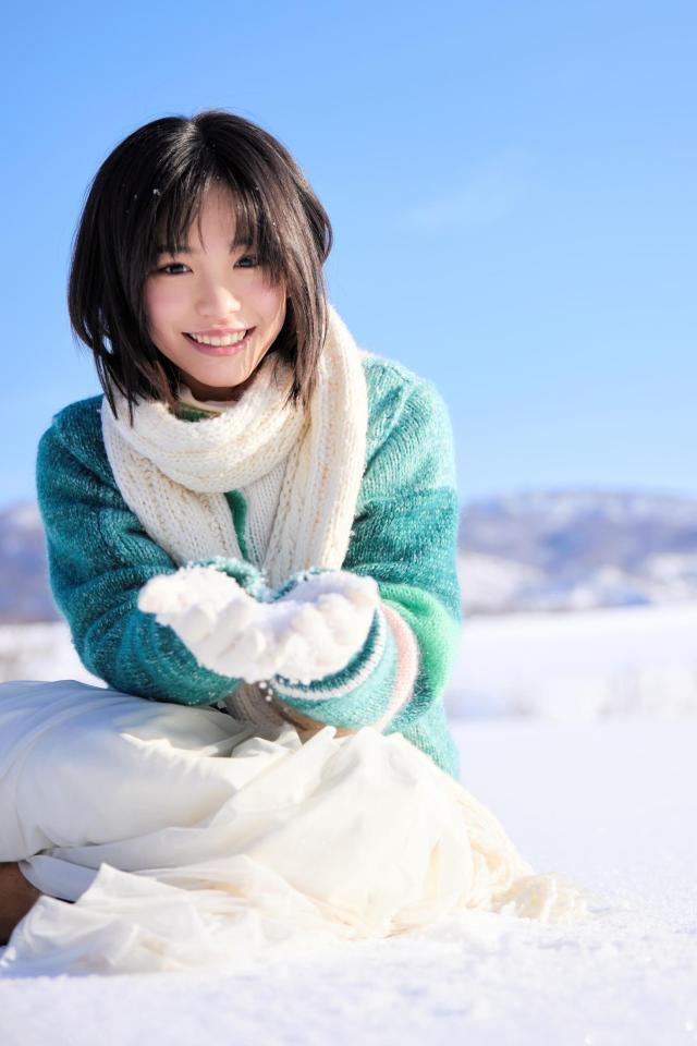 　雪ではしゃぐ當真あみ　写真集「Ａｍｉ」より　撮影：屋山和樹