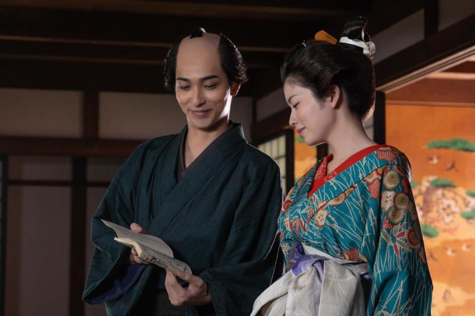 　大河ドラマ「べらぼう～蔦重栄華乃夢噺～」より、小芝風花（右）と横浜流星