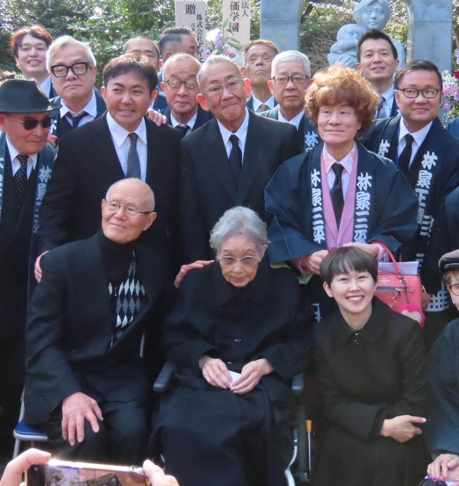 　式典に出席した（前列左から）ちばてつや氏、海老名香葉子さん、林家まる子（後列同）二代目林家三平、林家正蔵、林家ペー