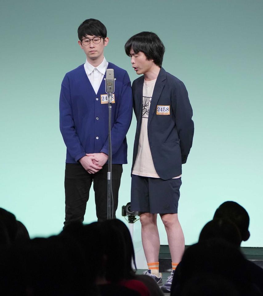　Ｍ-１グランプリ準決勝でネタを披露するカラタチの前田壮太（左）と大山和也＝２４年１２月５日