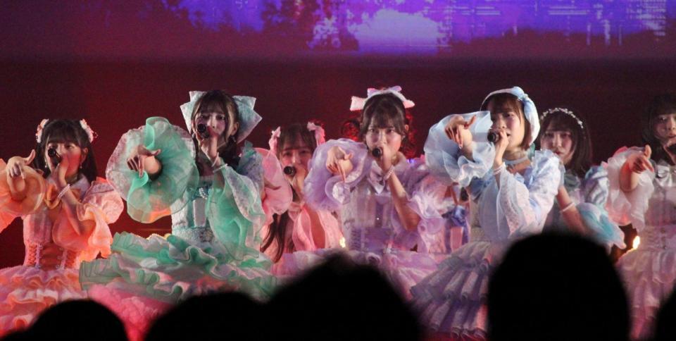 　熱唱するラフ×ラフ