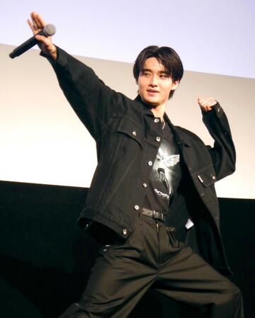 　ポーズを決める藤岡真威人