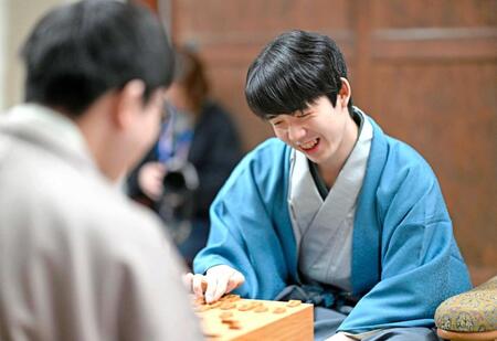 　対局を振り返る藤井聡太王将